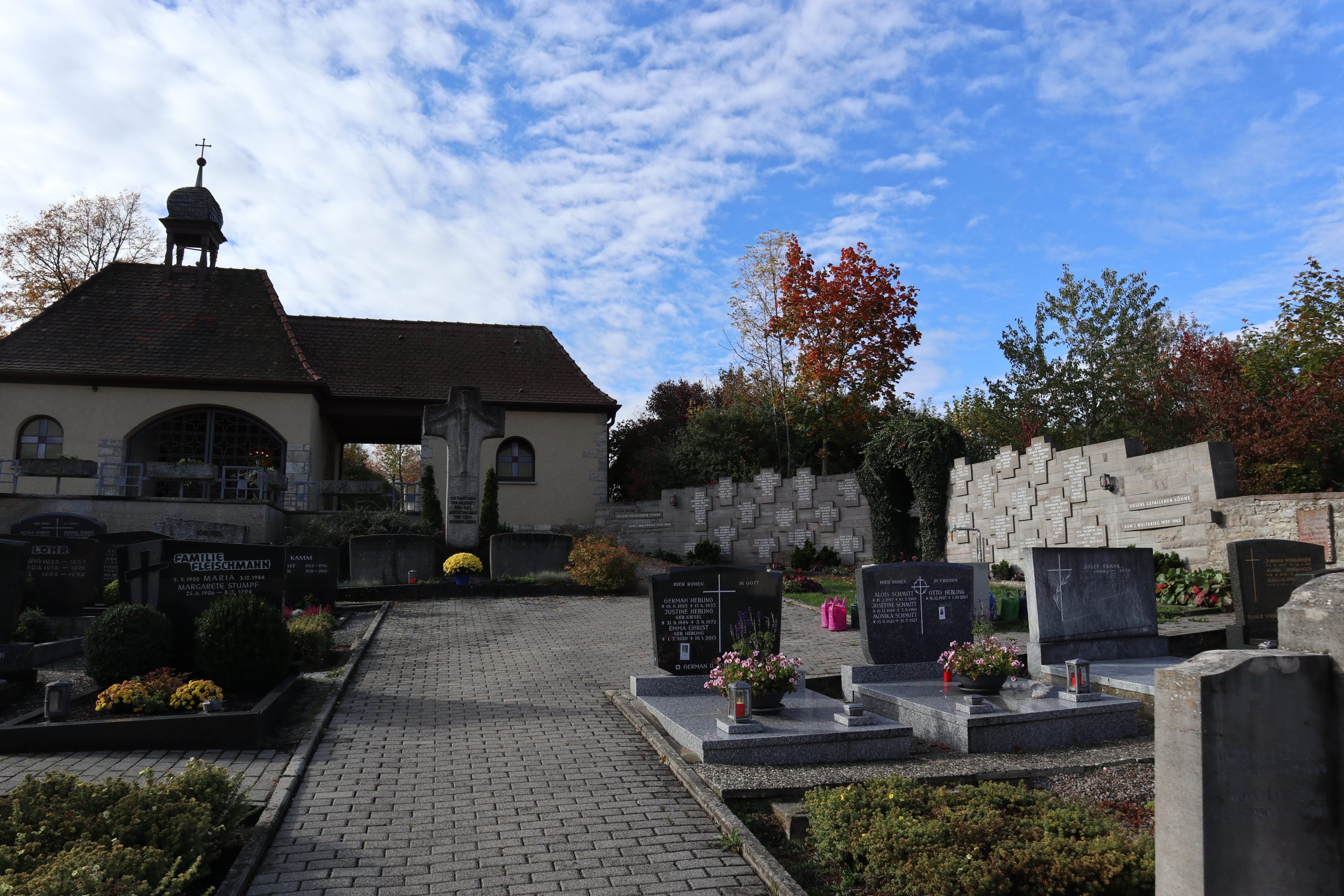 Aussegnungshalle auf dem Friedhof mit den Grabstätten und den Gedenktafeln für die Gefallenen